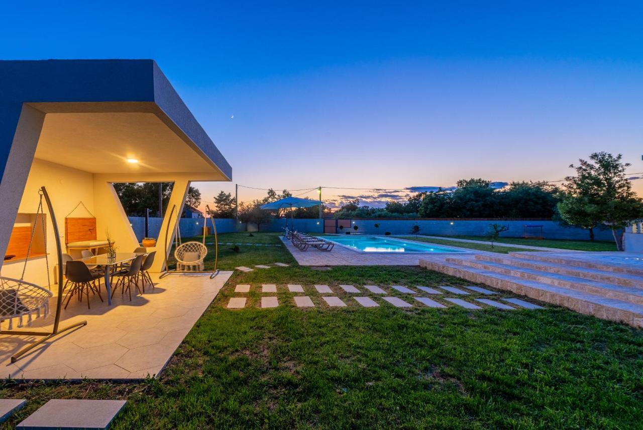 S&I Peaceful Holiday Home With Pool & Jacuzzi Galovac  Exterior photo