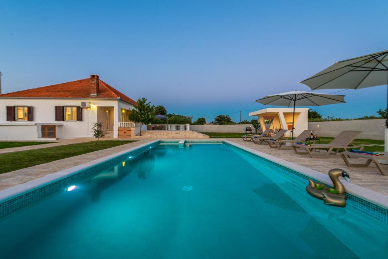 S&I Peaceful Holiday Home With Pool & Jacuzzi Galovac  Exterior photo