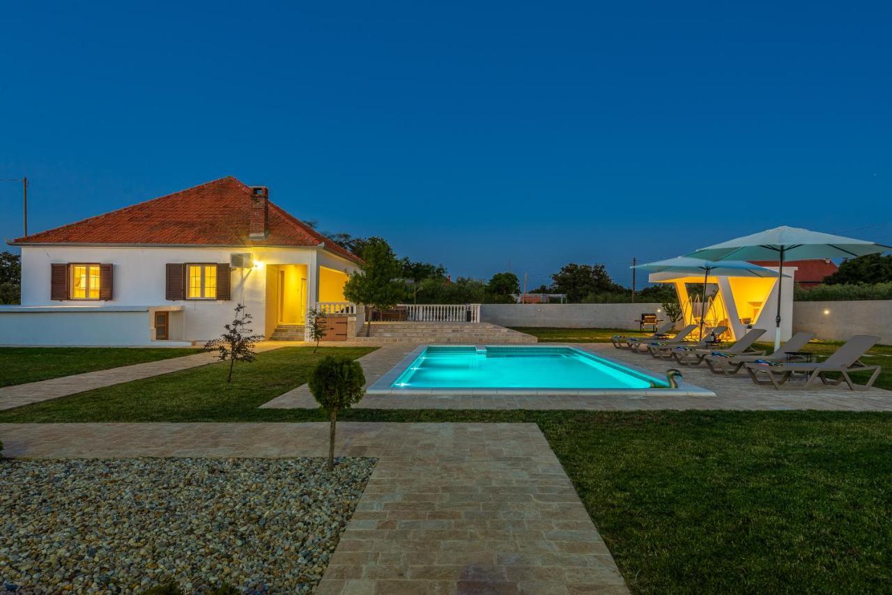 S&I Peaceful Holiday Home With Pool & Jacuzzi Galovac  Exterior photo
